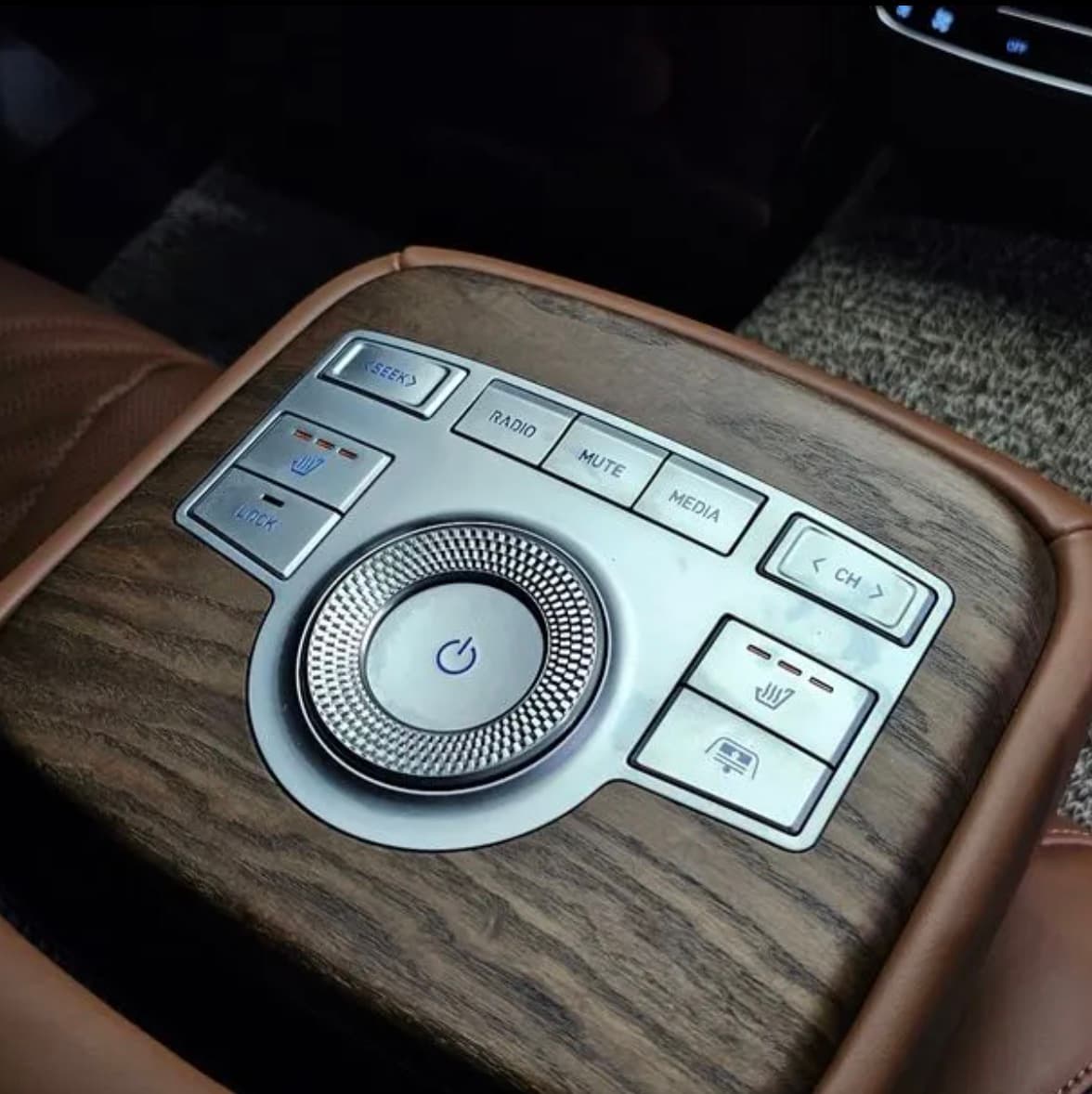 2023-G80-jogdial-rear